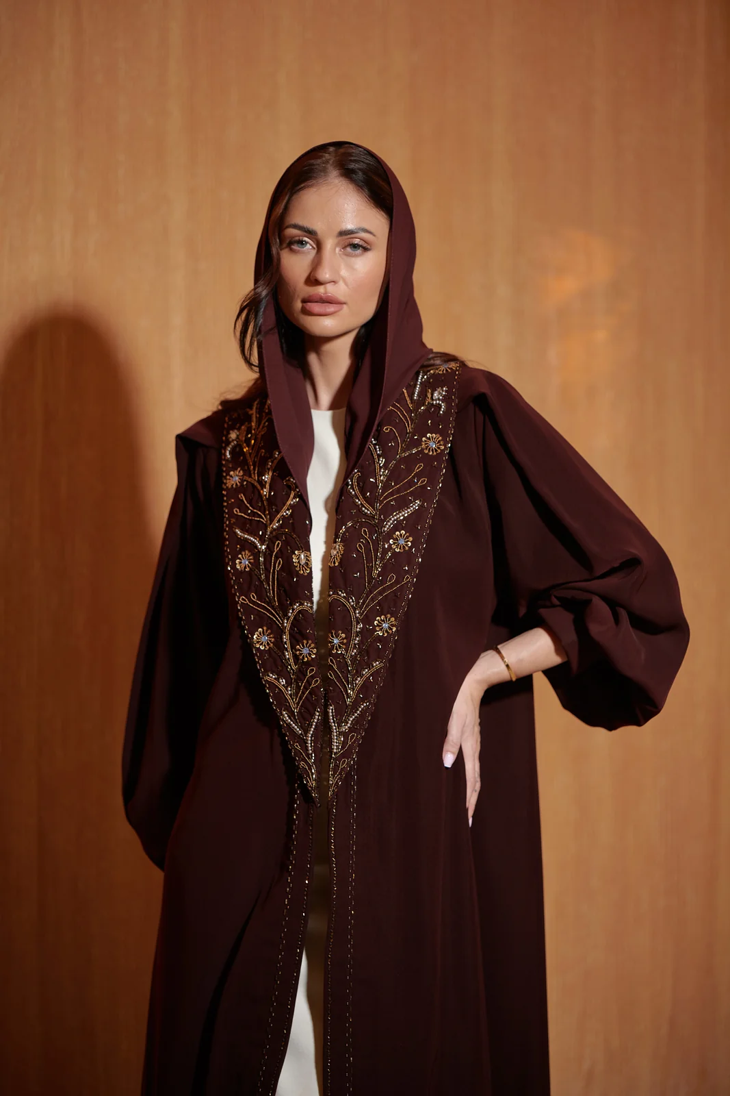 عباية ملكية بياقة مطرزة 101